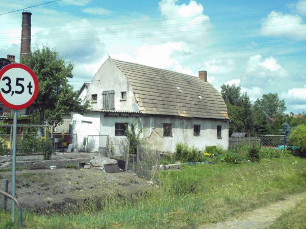 Budyneczek gospodarczy.
Forma dachu już spotkana,czyżby ten sam Majster?
Tyły mleczarni.