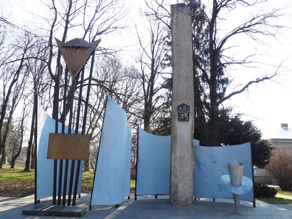 pomnik poległym żołnierzom armii czechosłowackiej - odsłonięty w 1972r. Przez teren ziemi sanockiej prowadził szlak bojowy 1 Czechosłowackiego Korpusu Armijnego