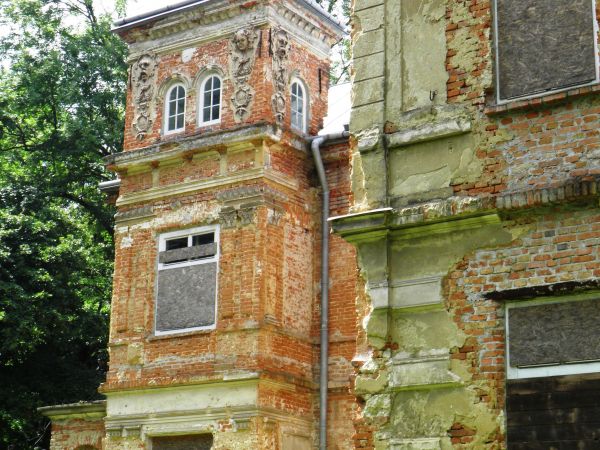 Stary park i dworek szlachecki. Nie zamieszkały i zaniedbany . Na szczęście władze Gminy zabezpieczyły budowlę nowymi dachami i rynnami oraz dobrym zabezpieczen