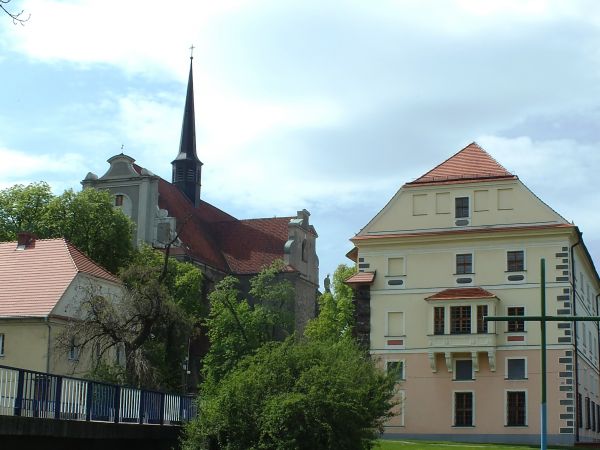 Kościół i zachowany budynek klasztoru mieszczący obecnie archiwum państwowe