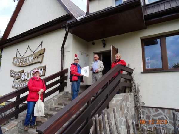 Muzeum Kultury Duchowej i Materialnej Bojków - n/z pan kustosz otrzymuje od grupy podziękowanie pisemne na okoliczność nawiązanej współpracy, tu też prezentowan