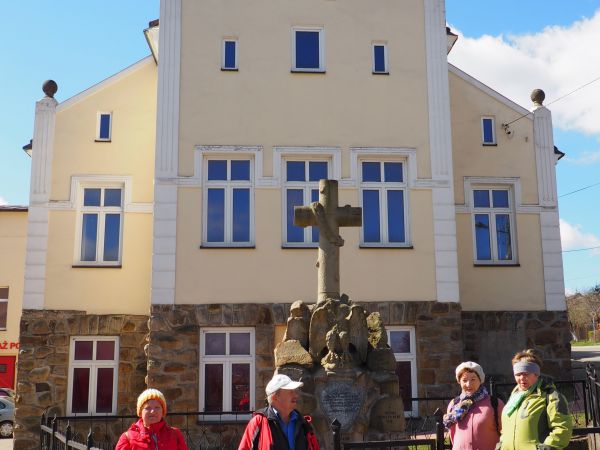 pomnik ofiar terroru, obelisk zwieńczony krzyżem - poświęcony tym mieszkańcom wsi, którzy ponieśli śmierć podczas okupacji, w obozach i na frontach II-giej wojn