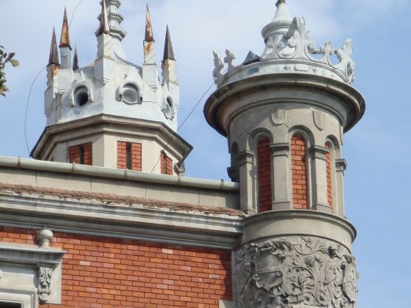 BAJKOWE WIEŻYCZKI na dachu Teatru im. Andersena