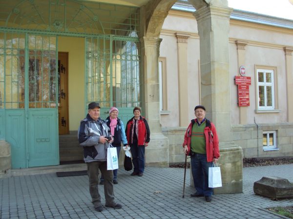 przed głównym obiektem szkolnym Zespołu Szkół Rolniczych, szkoła tu funkcjonuje od 1958 roku. Budynek dworu, otoczony rozległym parkiem, wzniesiono około 1900 r