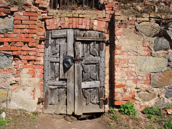 Drzwi,wejscie do dość dobrze zachowanych piwnic straznicy krzyżacej.