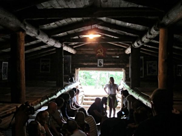 Wnętrze łagru przy Chacie Sybiraka