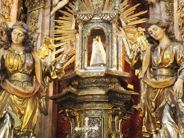 nad tabernakulum, w barokowym ołtarzu głównym z 1725r. figurka Matki Bożej - trzyma na prawej ręce Dzieciątko a w lewej owoc granatu - rozcięta łupina ukazuje p