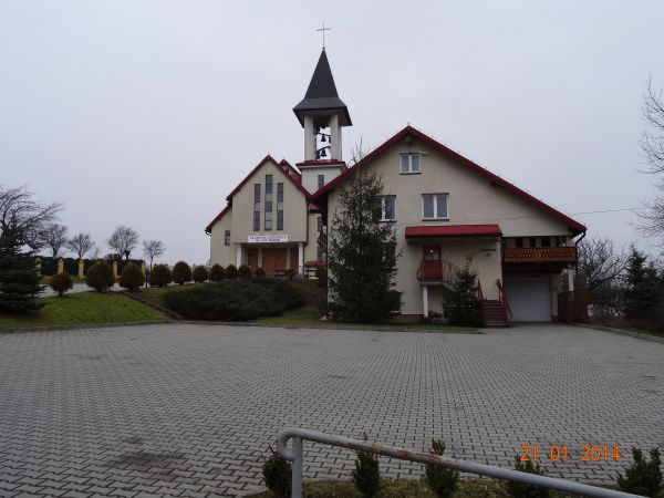 po lewej: kościół parafialny pw. Wniebowzięcia NMP.