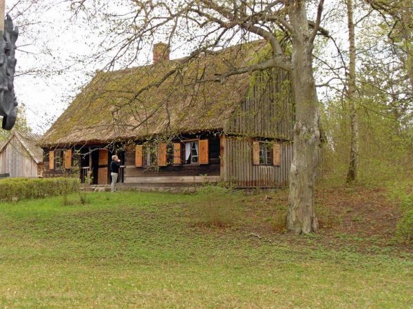 Chałupa gburska z  Piechowic – datowana na k. XVIII w. Część podcienia zabudowana w latach 80-tych XIX w. Miejsce spotkań twórców ludowych oraz zespołu folklory