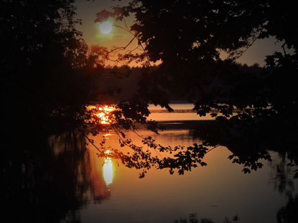 Zachód słońca nad jeziorem