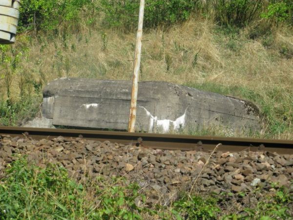 Schron nr 1 Armii "Pomorze". Widok schronu poniżej torowiska linii kolejowej.