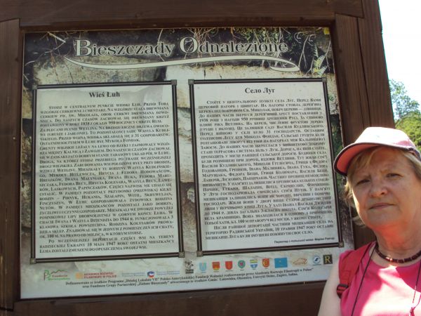 przy planszy tematycznej - na  ścieżce historyczno-przyrodniczej "Bieszczady Odnalezione" - we wsi Łuh.