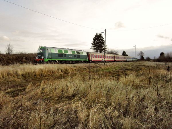 Pociąg osobowy na stacji w Nowym Młynie podczas kursu z Ketrzyna przez Nowy Młyn do Korsz. 2011-12-19