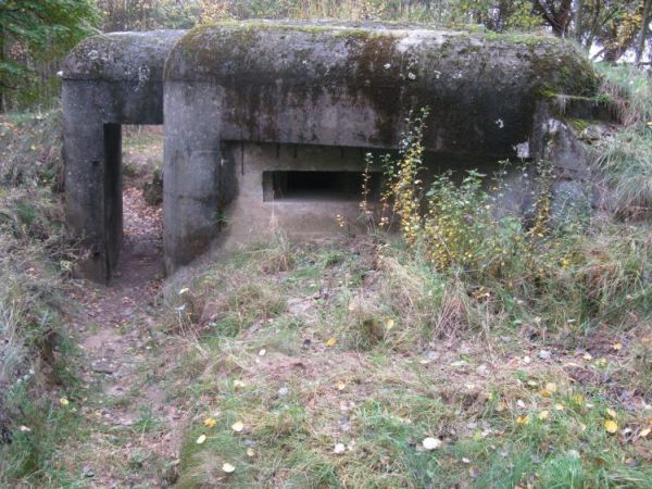 Schron nr 13. Tradytor dwustronny. Widok od strony zachodniej strzelnicy schronu.