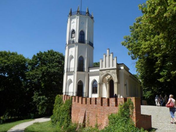 W 1843r. Zygmunt Krasiński ożenił się z Luizą Branicką a tato jego gen. Wincenty Krasiński ten zameczek wcześniej pobudować zlecił i podarował synowi w prezenci