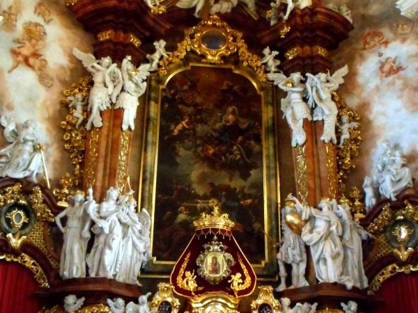 Bazylika Matki Boskiej Łaskawej - ołtarz główny z obrazem Wniebowzięcia N.M.Panny i cudowną ikoną patronki bazyliki.