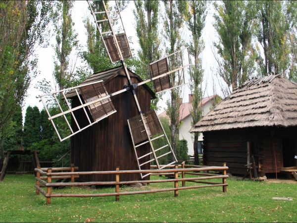Skansen w Markowej - wiatrak kożlak i spichlerz