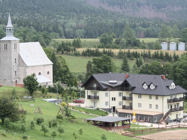 Pensjonat Granada oraz Kościół Świętej Magdaleny