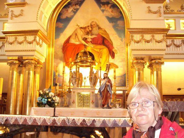 ołtarz główny - tam obraz przedstawiający Trójcę Świętą, pod mensą ołtarzową w trumience relikwie bł. Karoliny Kózkówny.