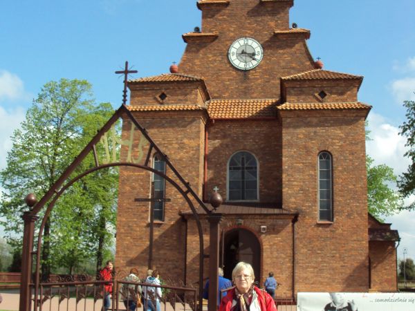 przed kościołem pw. św. Józefa Oblubieńca NMP - wnętrza zdobione folklorem,  ludowymi malowankami, pełnymi kolorów motywami kwiatowymi. Tam też szaty liturgiczn