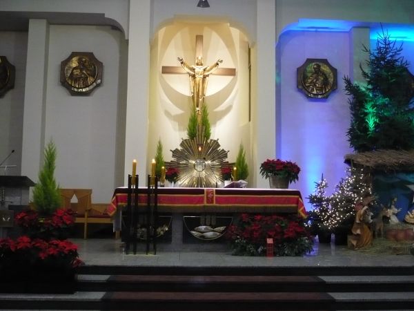 Ołtarz gł.w parafii Sw.Pawła Apostoła w świątecznym