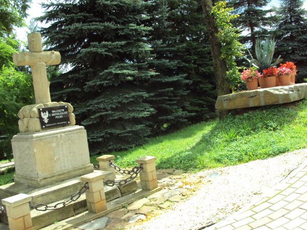 przy rynku miasteczka: pomnik "Poległym o niepodległość Polski".