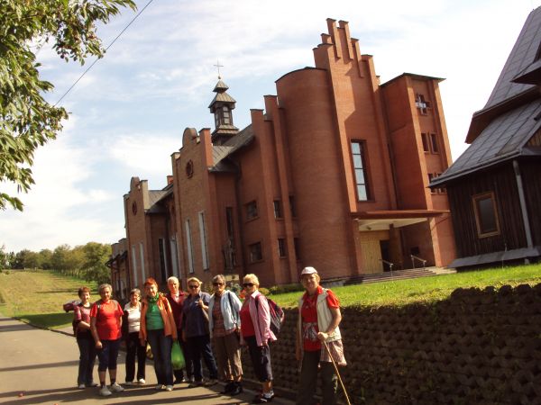 przed / obok: obu świątyń, ale jest też historia o wcześniejszym kościółku we wsi, przy gościńcu - dzisiaj polnej drodze do Humnisk, do przysiółka Widły, tam po
