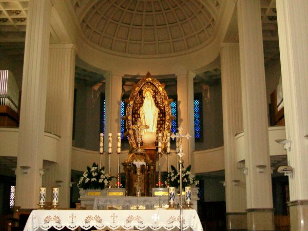 Niepokalanów - Sanktuarium Maryjne. Wnętrze Bazyliki Mniejszej.