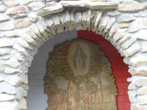 przy alejce Dróżek Maryjnych - Grota Matki Bożej z Gietrzwałdu - Królowej Warmii i Mazur. Zapraszam tam do galerii i lektury opisów zdjęć.