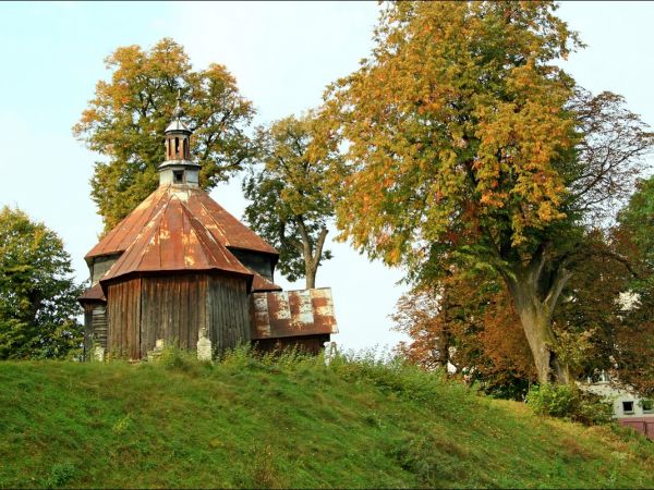 Cerkiew Pokrow Przeświętej Bogarodzicy w Miękiszu Starym. Zbudowana w latach 1803−1811. Wokół cerkwi groby rodziny Younga.