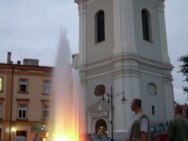 Fontanna na Placu Niepodległości nocą