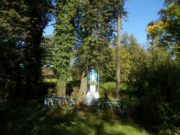 kapliczka z figurą maryjną - na postumencie, naprzeciw Dworu Gniewoszów, przy starym trakcie z Zarszyna do Sanoka.