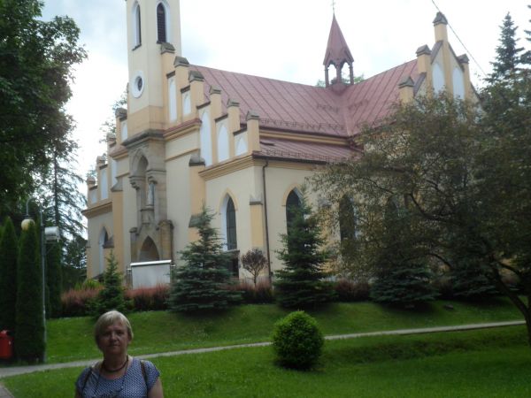 jesteśmy przed kościołem zdrojowym o ciekawej architektonicznie bryle, zachwyca też soczystość zieleni trawników, dbałość i troska o otoczenie kościoła.