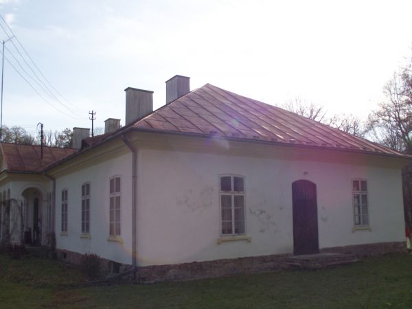 główny obiekt założenia dworsko-parkowego - widok od strony parku i folwarku.