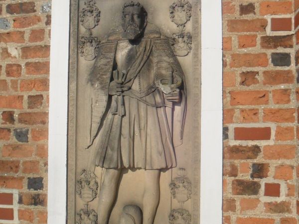 Jedno z epitafiów na ścianie zewnętrznej kościoła