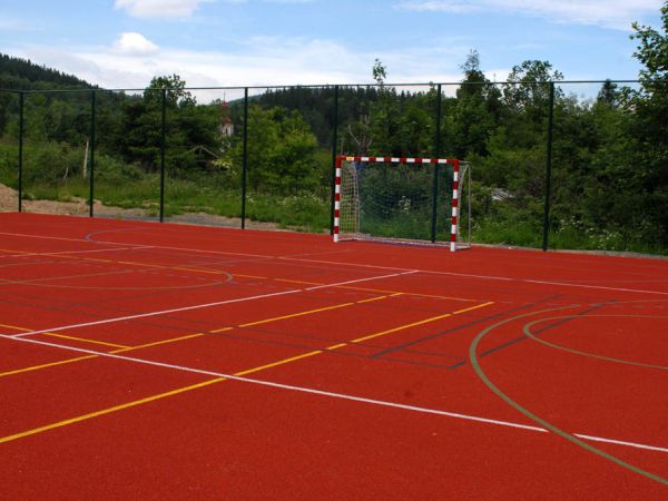 Boisko: kosz,siatkowka,kort,pilka nożna,piłka ręczna