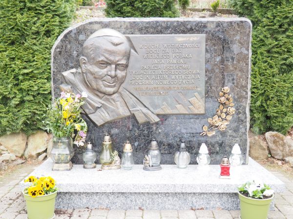 obelisk z twarzą papieża JP II - w bezpośrednim sąsiedztwie kościoła, wystawiony w 2005r., ofiarodawcami byli mieszkańcy i kuracjusze - prowadzona była kwesta w