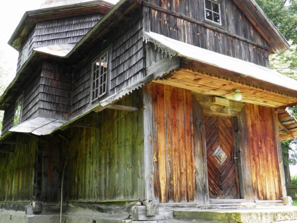 Cerkiew p.w. Św. Mikołaja Cudotwórcy w stylu bojkowskim . We wnętrzu obraz Matki Bożej Śnieżnej.