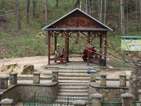 urokliwie,wprost ładnie i jakby bajecznie - ale czy te drzewa musiały być wycięte? - przy pomniku przyrody "Bełkotka". Kiedyś na obelisku z głową poety W.Pola n