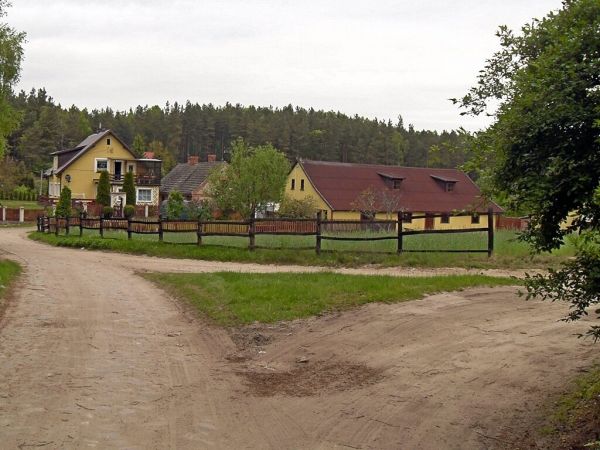 Centrum małej miejscowości Kazub stanowiącej część sołectwa Cieciorka. Miejscowość typowo rekreacyjna.