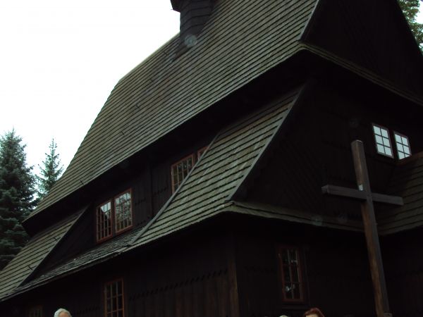 przed kościołem parafialnym pw. Matki Bożej Częstochowskiej,  wzniesionym w latach 1936-39. Budowniczym był cieśla z Niebocka Władysław Myćka. Jednonawowy kości