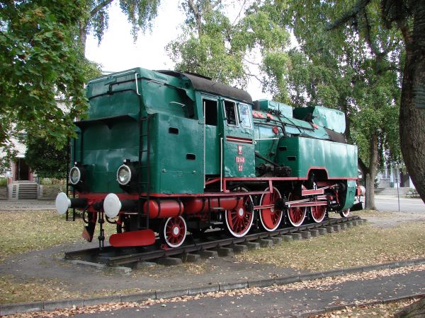 Lokomotywa stoi przed dworcem PKP.Maszyniści mówią,iż każdy parowóż miał swoją "duszę".
