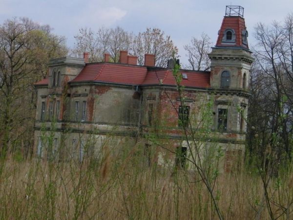 dawny zakład rolny  obok nie widoczne na fotce stoją jeszcze stodoły i chyba obory