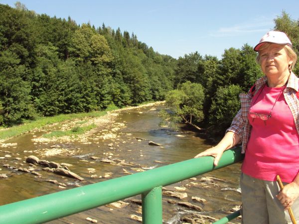 z mostu nad rzeką Wetlina /czasem na mapach: Wetlinka/, po lewej nad rzeką kiedyś - do końca II w.św. - były wsie: Łuh, Zawój i Polanki /zdjęcia z tych wsi w ga