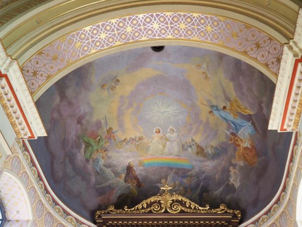 sceny biblijne - na fragmencie sklepienia świątyni nad prezbiterium.