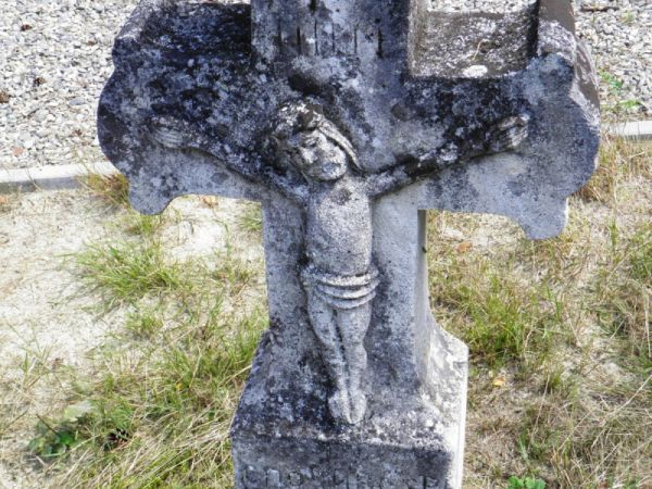 Zabytkowy cmentarz grecko-katolicki w Gorajcu . Na cmentarzu znajduje się kaplica grobowa  rodziny  Brunickich  , właścicieli okolicznych ziem.  Znajduje się na