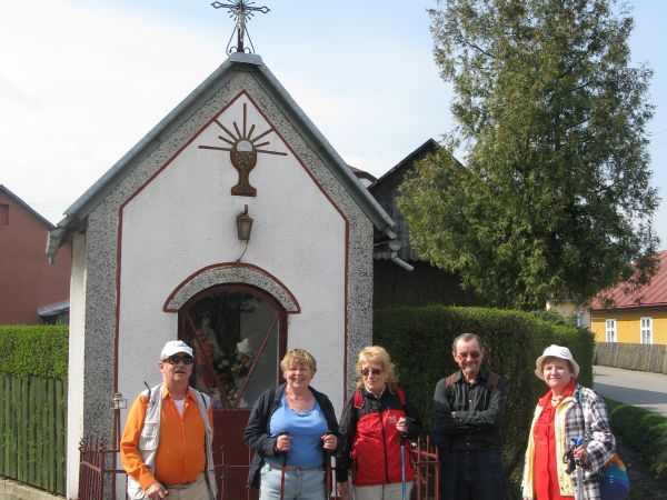 na wprost - droga do Odrzechowej a my do Długiego - przez Stachanów i Posadę Zarszyńską - powoli, zdążymy - najpierw pokłon przed kapliczką, świadkiem naszej hi