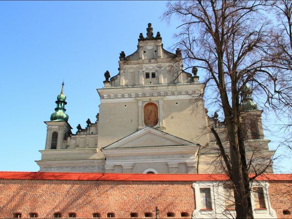 Bazylika Zwiastowania NMP w Leżajsku – wzniesiona w miejscu, gdzie według tradycji ukazała się w 1590 roku Tomaszowi Michałce Matka Boska. Sprawują nad nią opie