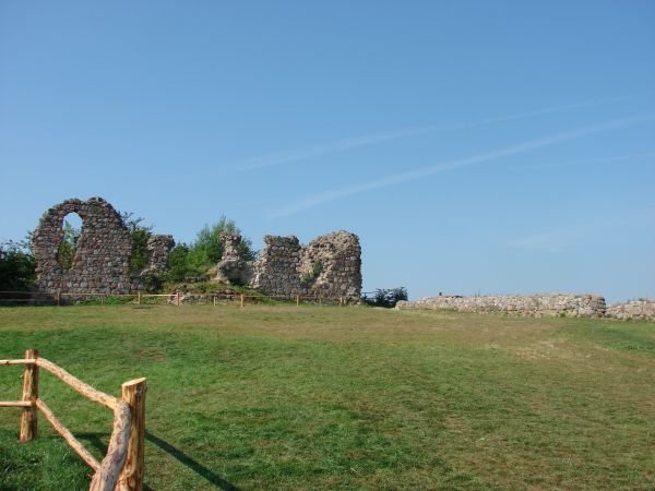 Zamek w Kurzętniku – ruiny średniowiecznego zamku krzyżackiego.