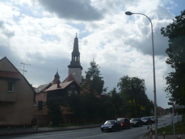 Widok Jarocina z autobusu w tle wieża kościoła p.w.Św. Marcina
